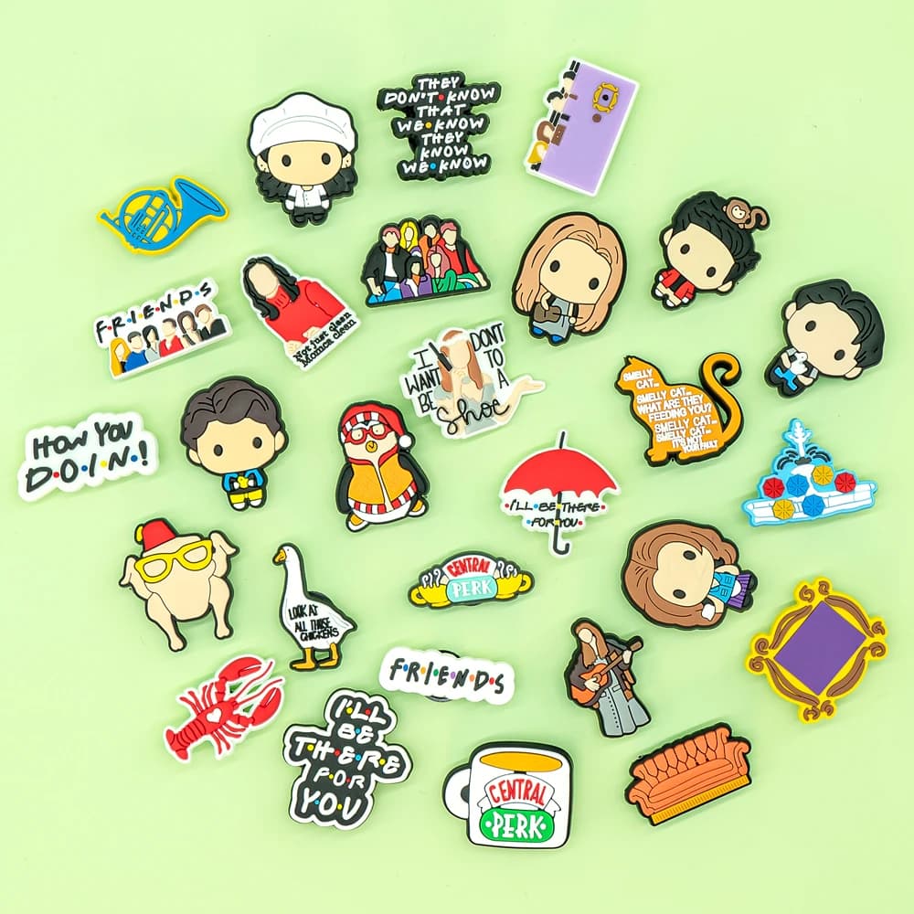 1-28pcs 여성을위한 PVC 친구 구두 매력 남성 레이첼 모니카 클래식 미국 영화 샌들 신발 장식 핀에 대한 방해물 버클