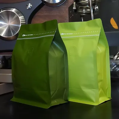 50pcs 매트 라이트 그린 커피 콩 단백질 파우더 포장 가방 공기 밸브 사용자 정의 알루미늄 호일 식품 차 견과류 보관 가방
